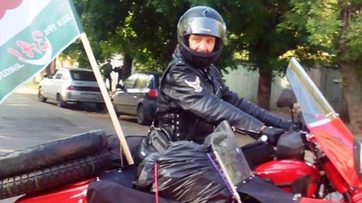 Otcové Ruska za mnohodětnou rodinu na motorkách