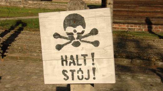 Výstraha Halt! - Stůj! v koncentračním táboře v Osvětimi