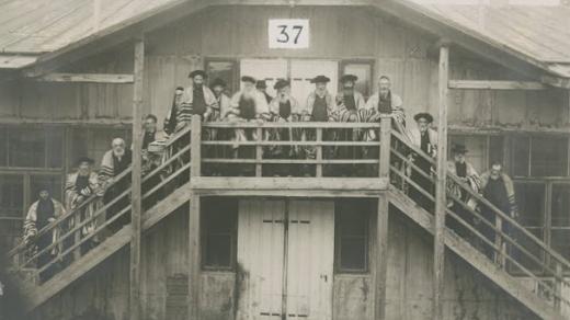 Aranžovaná fotografie židovských uprchlíků v barákovém táboře v Německém (dnes Havlíčkově) Brodu, 1915-1917.