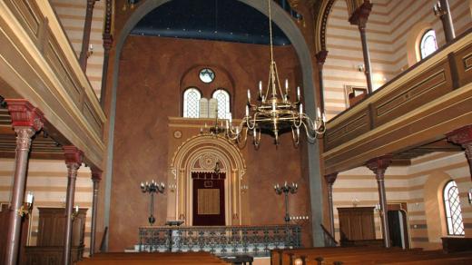 Interiér synagogy v Krnově