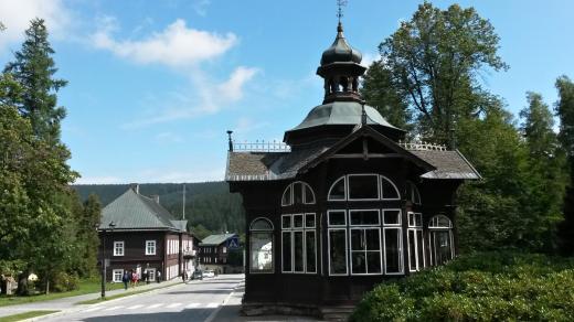 Pitný pavilon a v pozadí Knížecí dům, dnes ředitelství lázní