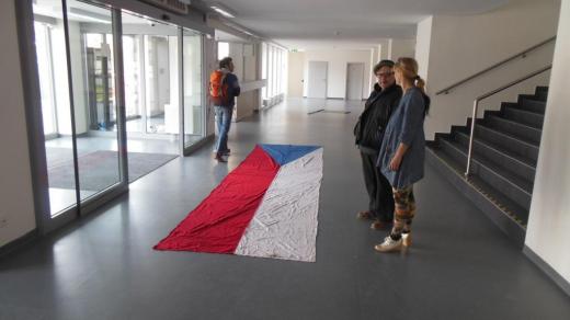 Vlajka položená na zem od Dalibora Bači  