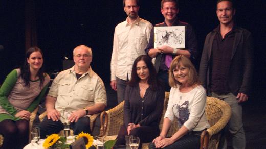 Herečky Jarmila Švehlová, Michaela Kuklová, bývalý vzpěrač Ján Nagy, zpěvačka Martina Trchová. Ti všichni se podíleli na obrázku, který drží Aleš Cibulka