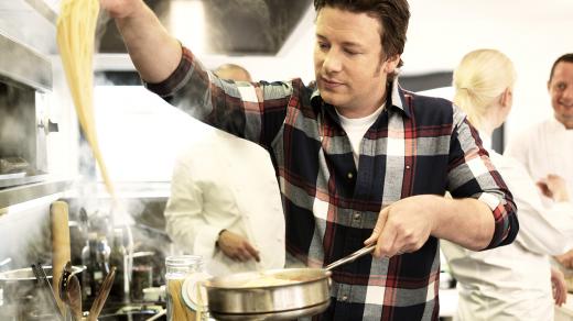 Kuchař Jamie Oliver vaří špagety