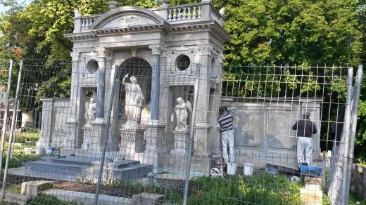 Honosná Gerlichova hrobka na hřbitově v Odrách na Novojičínsku byla nedávno prohlášena za nemovitou kulturní památku a je teď v rukou restaurátorů