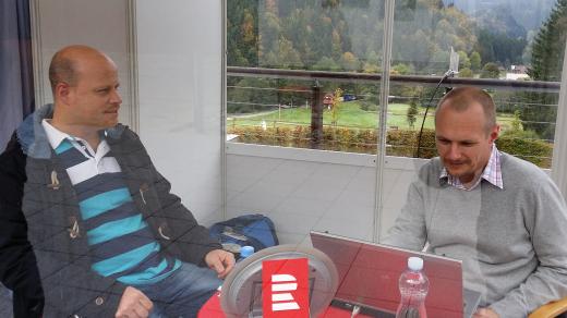 Šéfkuchař Roman Paulus s moderátorem Petrem Králem ve stánku Radiožurnálu na Karlovském gastrofestivalu