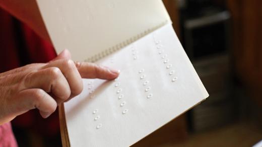 Zrakově postižené děti se ve školce připravují na Braillovo písmo
