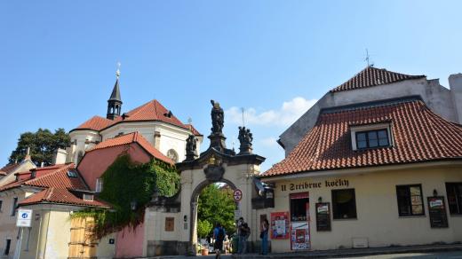 Hlavní vstup do Strahovského kláštera, vlevo kostel sv. Rocha