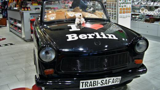 Německá demokratická republika žije dál hlavně na čtyřech kolech. Auto Trabant a o něco větší Wartburg bývaly velmi ceněným zbožím. Východní Němci na ně museli čekat až deset let