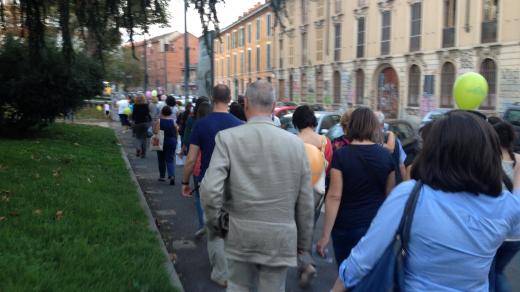 Kam jdou všichni ti lidé? Na procházku Milánem. Organizují tam výlet po městě každý den.