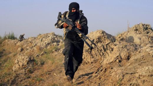 Voják iráckých bezpočnostních sil v boji proti Islámskému státu