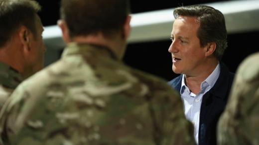 Premiér Cameron řekl, že je třeba být zvláště ostražitým v případech britských muslimských navrátilců ze Sýrie a Iráku vytrénovaných Islámským státem, kterých je prý podle expertů více než 600.  