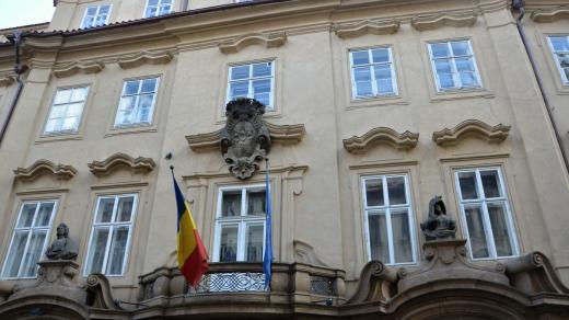 I když se nejedná o domovní znamení, tomuto domu se říkávalo U Noci a Dne