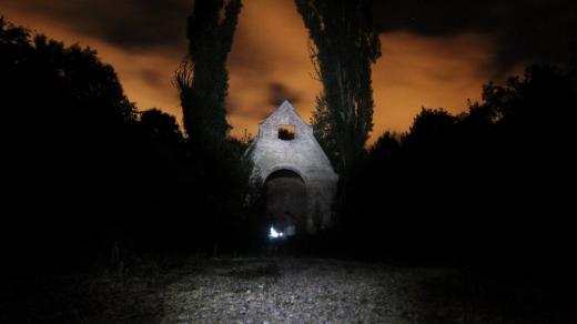 Bohnický hřbitov bláznů je místo, kam byli pohřbíváni šílenci z léčebny a kde se pořádaly okultistické seance
