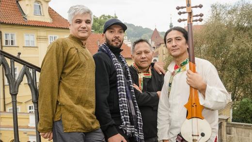 Tibetský zpěvák Techung se svými hudebníky v Praze na Karlově mostě