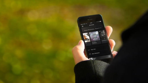 Streamování hudby nabývá na oblíbenosti a nad hudebními aplikacemi tráví uživatelé chytrých telefonů téměř dvakrát tolik času, než nad aplikacemi sociálních sítí