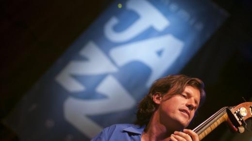 Jazzový basista - ilustrační foto