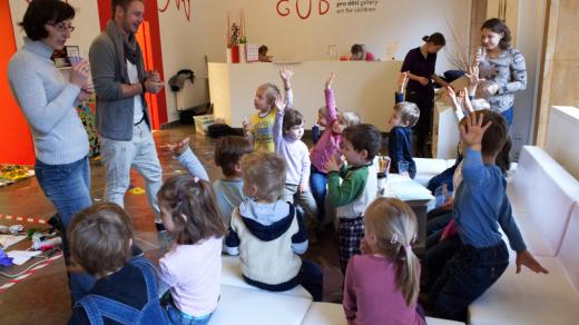 V Galerii umění pro děti malé návštěvníky vítá kreativní ředitel Jan Šimr