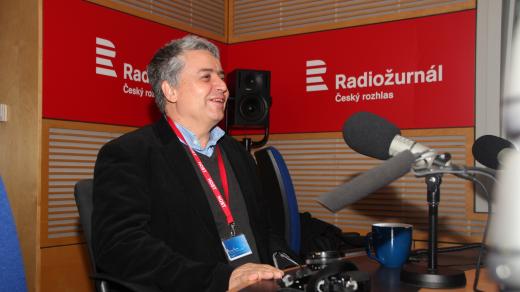 Karel Cudlín přišel do studia Radiožurnálu i se svým fotoaparátem