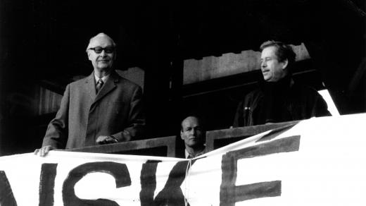 Proreformní komunista, v roce 1968 šéf komunistů, Alexander Dubček a vedoucí představitel Občanského fóra pozdější prezident Václav Havel během demonstrace na Letné v listopadu 1989