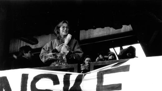 Zpěvačka Marta Kubišová během demonstrace na Letné v listopadu 1989