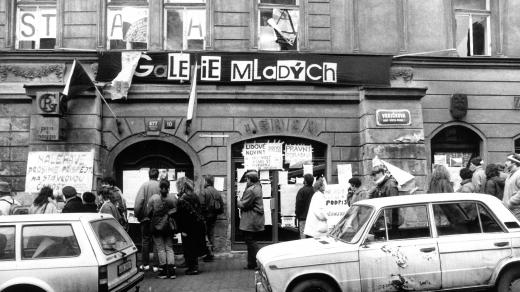 Listopadové dny roku 1989 v ulicích Prahy, takto to konkrétně vypadalo ve Vodičkově ulici
