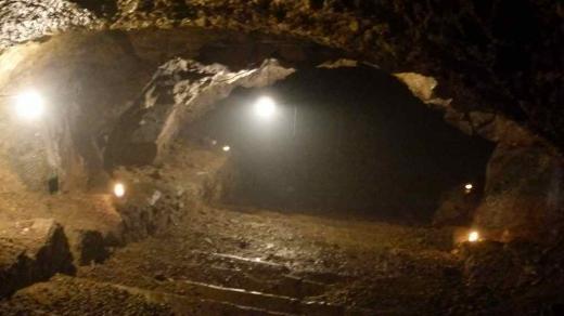 Podzemí Žumberk - schůdky do jeskyně
