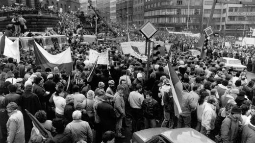 Generální stávka trvala 27. listopadu 1989 dvě hodiny. Zastavilo se i metro