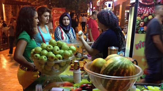 Dobroty nabízené přímo na ulici k rušnému večernímu životu turecké Antalye neodmyslitelně patří