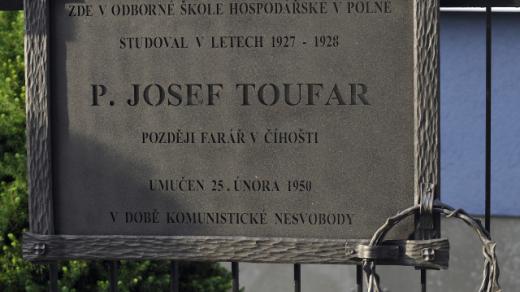 Pamětní deska připomínající studia faráře Josefa Toufara