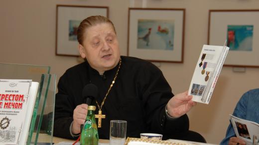 Protojerej Oleg Machněv při prezentaci knihy Křížem, ne mečem