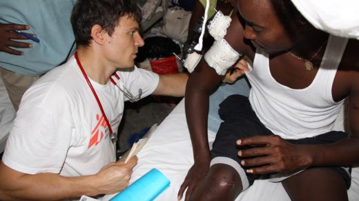Chirurg MUDr. Tomáš Šebek při práci na Haiti