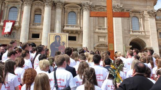 Kříž světových dnů mládeže a ikona Panny Marie, které věnoval papež Jan Pavel II. mladým lidem