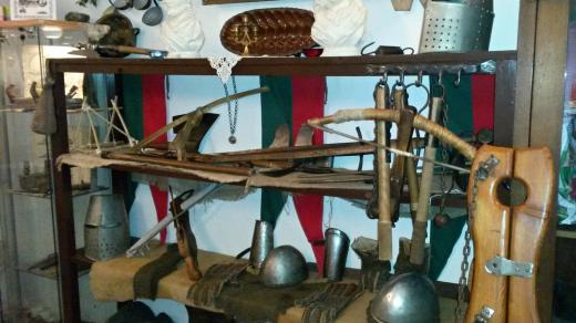 Repliky historických zbraní ve Vesnickém muzeu ve Starém Jičíně