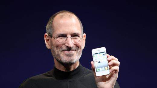 Steve Jobs představuje iPhone 4