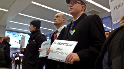 Happening Marné čekání na Letišti Václava Havla upozorňuje na osudy mrtvých a perzekvovaných ze strany putinovského režimu