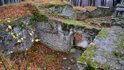 Zbytky hradeb hradu Šostýn
