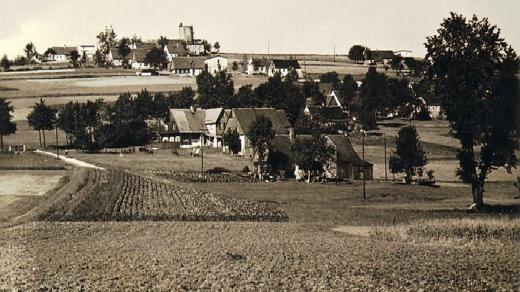 Historický pohled na osadu s mlýnem