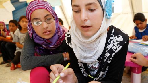 12leté syrské dívky se učí matematiku v uprchlickém táboře UNICEFu na severu Libanonu