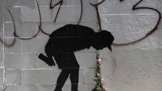 Banksyho postavy a symboly nasprejované v ulicích měst si turisté chodí fotit podobně jako památky, debata o jeho identitě mezitím pokračuje