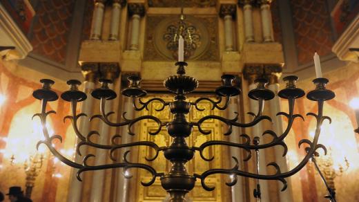 Židé v Praze zahájili chanuku bohoslužbou v Jeruzalémské synagoze