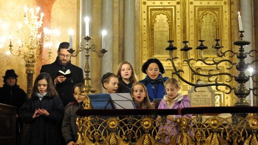 Židé v Praze zahájili chanuku bohoslužbou v Jeruzalémské synagoze