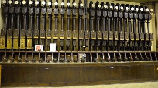 Hlavní ovládací panel se vstupy, výstupy a řídícími hlavami tras