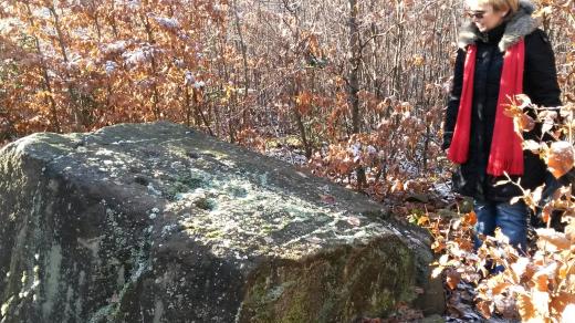 Badatelka Eva Halfotová u záhadného tyrského kamene