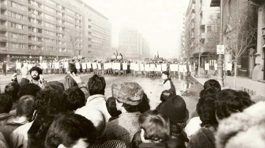 Rumunská revoluce 1989 - tanky a milice na třídě Magheru v Bukurešti