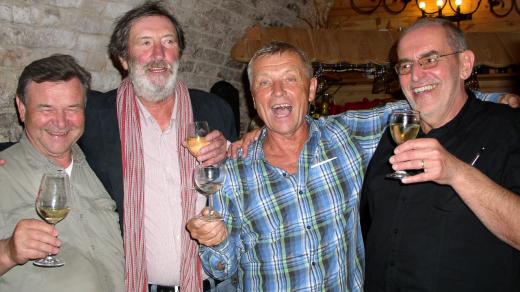 Hlavní účastníci večera moderátor Václav Postránecký a hosté Ivo Šmoldas a Bolek Polívka u sklenky vína