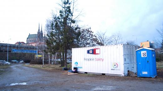 Lidé bez domova v Brně testují spaní v zateplených kontajnerech