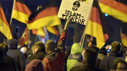 V Drážďanech, i jiných německých městech, pořádá už od konce minulého roku pravidelné demonstrace nacionalistické hnutí Pegida
