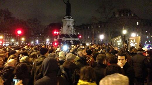 V centru Paříže se sešly tisíce lidí
