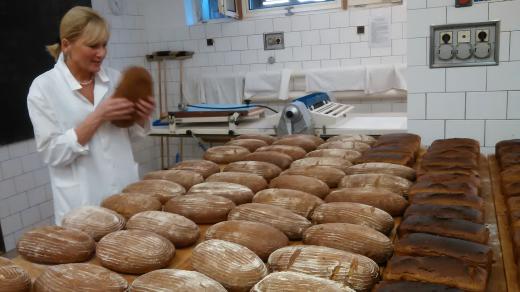 Křup, ukazuje pekařka Hana Nykodýmová